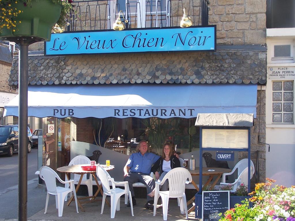 Le Vieux Chien Noir Hotel Evran Exterior photo